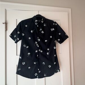 H&M Medium/Muscle Fit Blk Short-Sleeve Button-Down Shirt with White Floral Print